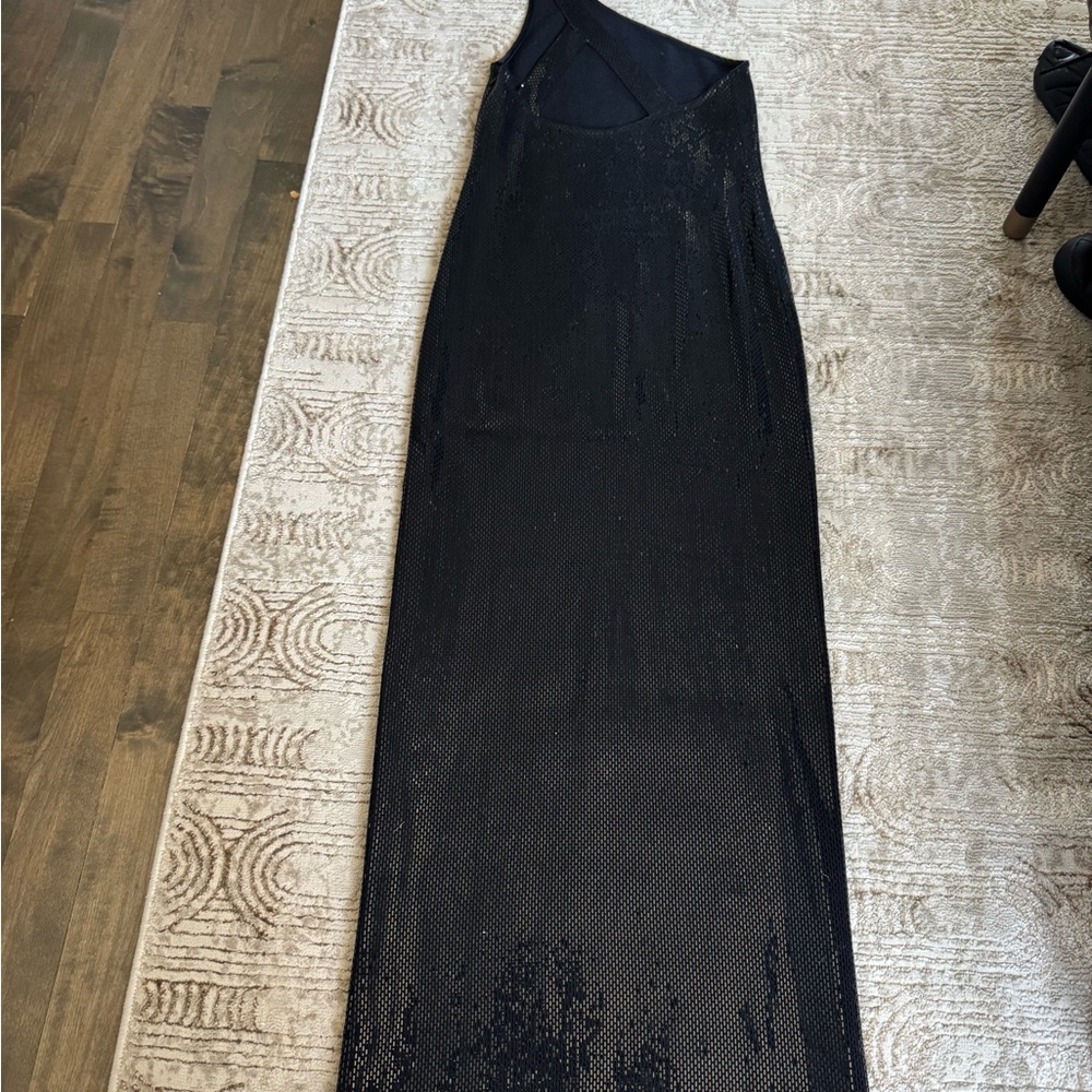 Description
St. John Evening Evening Gown
Black
Sleeveless with One-Shoulder - Picture 6 of 9